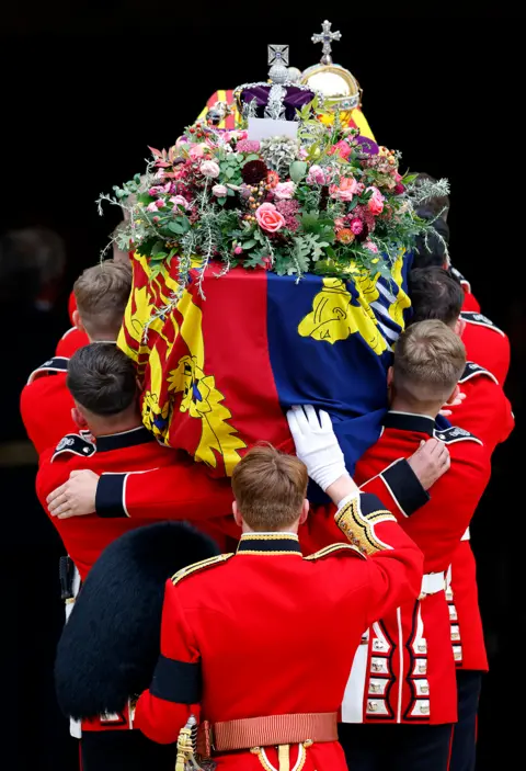 Max Mumby / Getty Images Pallbearers from Queen's Company, 1st Battalion Grenadier Guards carry Queen Elizabeth II's coffin, draped in the Royal Standard, into St George's Chapel, Windsor Castle for her Committal Service in Windsor, UK on 19 September 2022