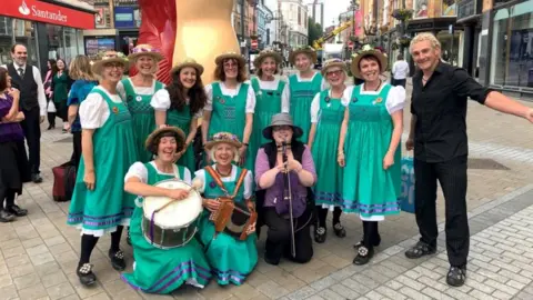 Paul Cheese Paul with folk musicians