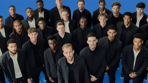 056a3490-69a6-11f1-a1f1-4bdcaac47eb6.png 'It's very Bond': Fashion experts on the England squad's off-pitch look