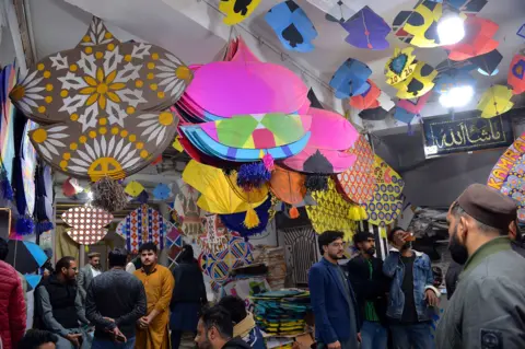 BILAWAL ARBAB/EPA Crowds gather at a kite market in Peshawar, Pakistan, 03 February 2026. 