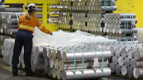 Getty Images Um trabalhador em uma fábrica de alumínio no Canadá