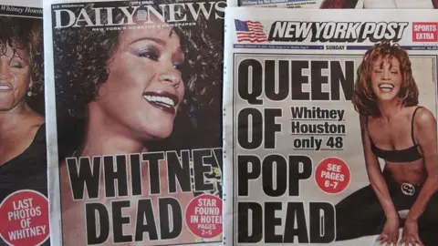 Koran Getty Images dengan berita utama "Whitney meninggal" Dan "Ratu pop mati".