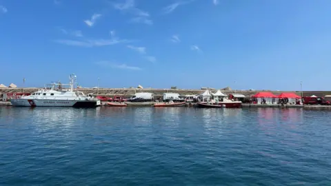 Een groot kustwachtschip meerde aan in de haven