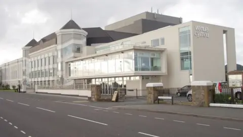 Betty Longbottom/Geograph Venue Cymru in Llandudno