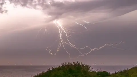 1936Matt/BBC Weather Watchers Lightning over Frinton