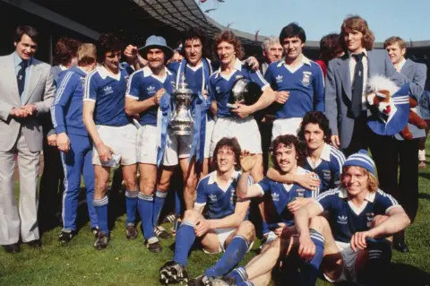 Getty Images Bobby Robson and the Ipswich squad pose with the FA Cup