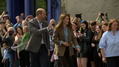 William and Kate greeted by crowds lining Tobermory street.