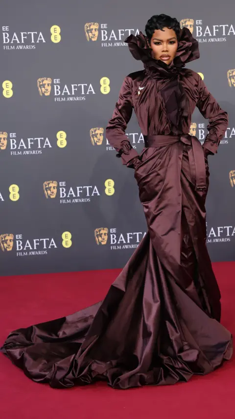 Getty Images Teyana Taylor con un vestido marrón de seda con volantes
