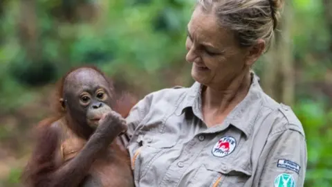 Jejak Pulang/FOUR PAWS Dr Preuschoft and orangutan