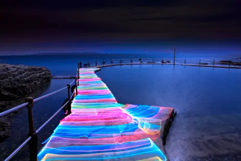 David Gilliver Une passerelle en pierre recouverte d'une lumière arc-en-ciel à côté du Loch Lomond. 