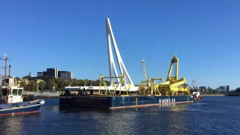 Govan-Partick bridge arrives in Glasgow on a barge