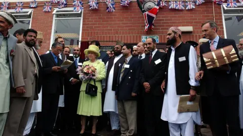 PA Media The Queen's 2002 visit to Scunthorpe's Islamic Community Centre