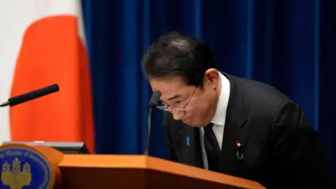 El primer ministro japonés, Fumio Kishida, hace una reverencia al final de una conferencia de prensa en la Oficina del Primer Ministro en Tokio el 13 de junio de 2023. 