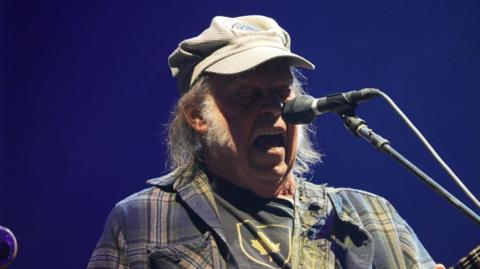 Neil Young says sorry for cancelling Eur