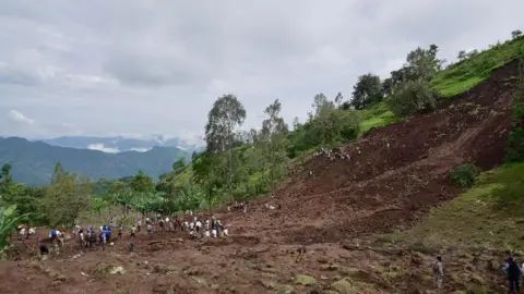 Zona de deslizamento de terra de Amnessa Eva versus paisagem