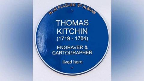 A blue plaque commemorating engraver and cartographer Thomas Kitchin