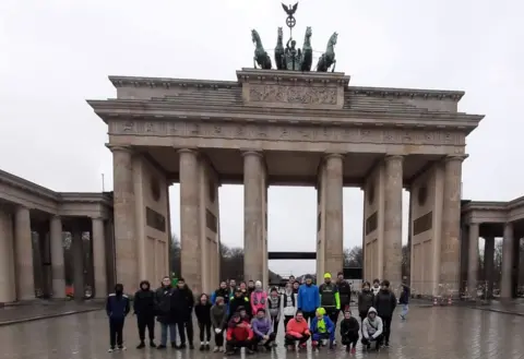 Berliner Tafellauf Runners in front of the Brandenburg Gate in Berlin