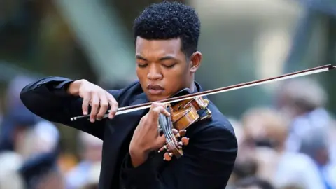Randall Goosby playing the violin
