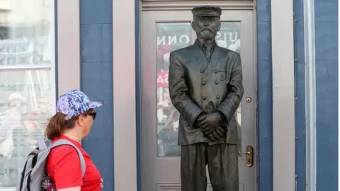 Pacemaker Woman admiring statue