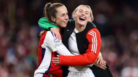 Lia Walti and Chloe Kelly