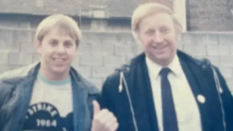 Ian Pyatt Ian Pyatt posing with Arthur Scargill, President of the NUM