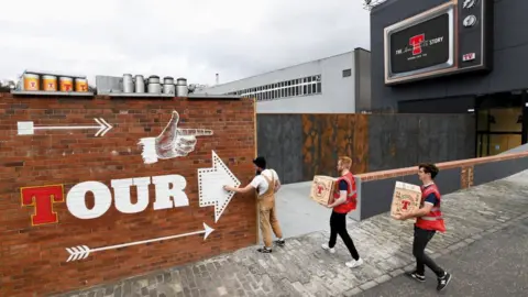 Tennent's Men with Tennent's boxes
