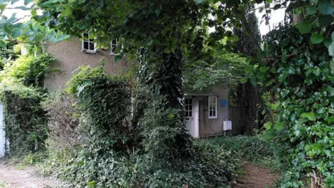 A J Paxton The overgrown house in North Oxford where Iris Murdoch and her husband John Bayley lived. It has a Blue Plaque on.