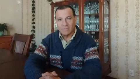 El politólogo y analista de Bolivia Franklin Peraza está sentado en su casa