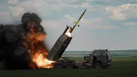 Getty Images L'Ukraine lance une fusée depuis un HIMARS