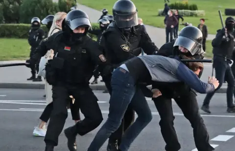 Getty Images Belarus police arresting protester in Minsk, 23 Sep 20