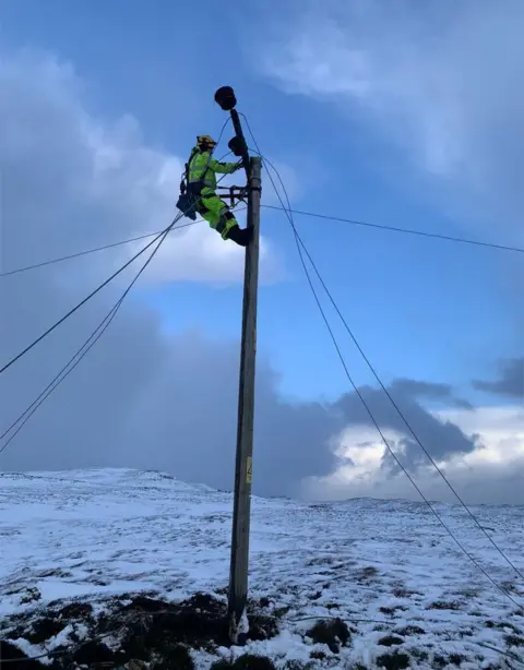 SSEN Engineer up a pole