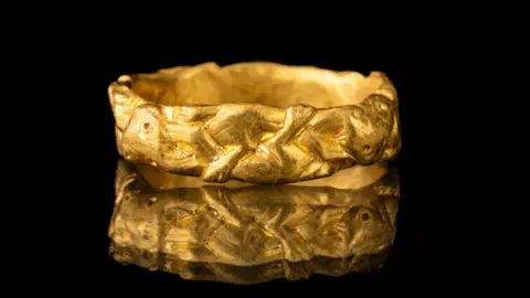 Simon Tutty Photography Gold ring