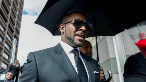 R Kelly leaves the Chicago courthouse