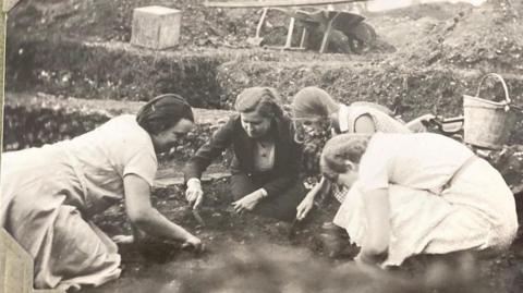 Women at the1930s excavation of Verulamium