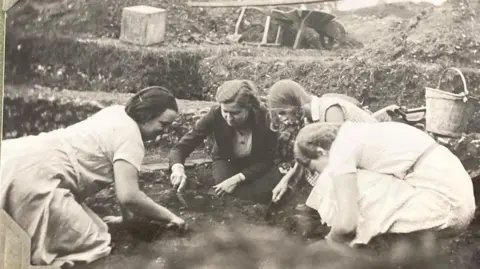 St Albans Museums Women at the1930s excavation of Verulamium