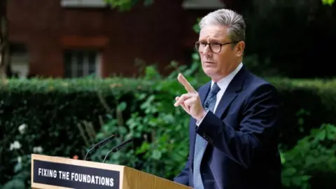 El representante de la EPA, Keir Starmer, en el jardín de rosas detrás del número 10 de Downing Street dando un discurso