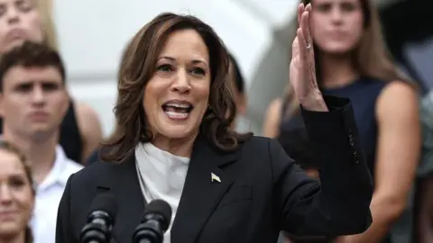 EPA Kamala Harris memberi isyarat dengan tangannya di udara