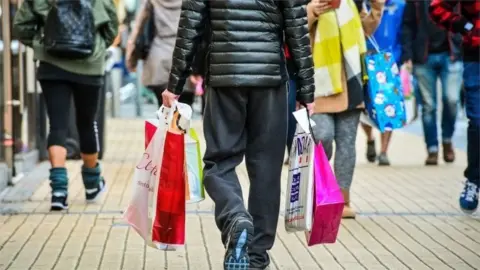 PA High street shoppers