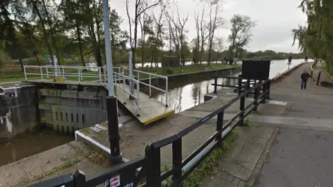 Gunthorpe Lock in the day