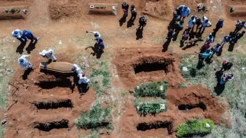 Getty Images The Vila Formosa cemetery, where the bodies of the victims of the coronavirus pandemic are buried in Sao Paulo