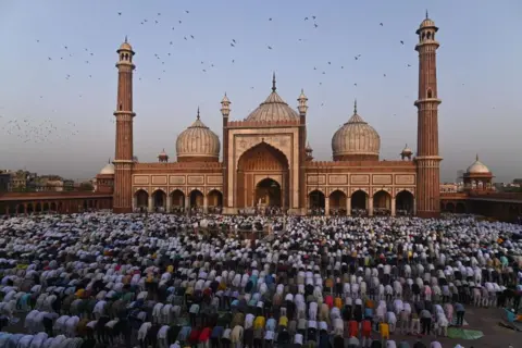 نمازگزاران مسلمان Getty Images نماز عید قربان را در مسجد جامع، در محله قدیمی دهلی نو، هند، در 17 ژوئن 2024 انجام می دهند. (عکس از کبیر جنگیانی/نورعکس از طریق گتی ایماژ)