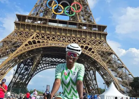 Federación de Ciclismo de Nigeria Ese Ukpesere junto a la Torre Eiffel en París, Francia