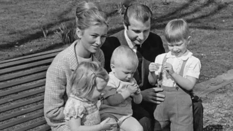 Getty Images archieffoto uit 1969 van prinses Paola van België (later koningin Paola van België) en prins Alfred van België met hun kinderen, prinses Astrid van België (links), prins Laurent van België (midden) en prins Filip van België