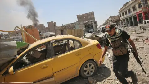 AFP Members of the Iraqi Counter-Terrorism Service (CTS) advance towards the Grand Mosque of al-Nuri in the Old City of Mosul on 29 June 2017