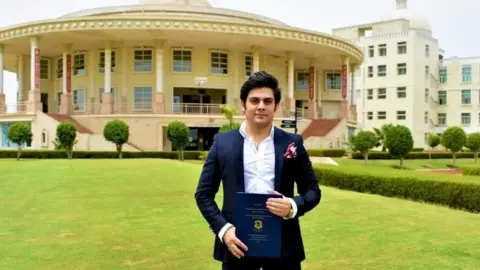 SOCIAL MEDIA Yama Siawash