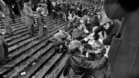 Alamy fighting on terrace