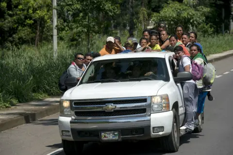 Encarni Pindado Private cars transport migrants from the Guatemala-Mexico border to the city of Tapachula 40km away