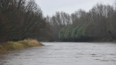 Jon Deakin River Mersey- approaching the top of the levy at Northenden