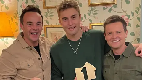 Official Charts Company Sam Fender celebrates his latest number one with fellow Geordies Ant and Dec