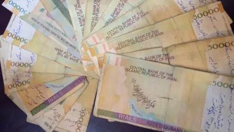 Twitter / @mohamma22877029 Iranian bank notes with political slogans